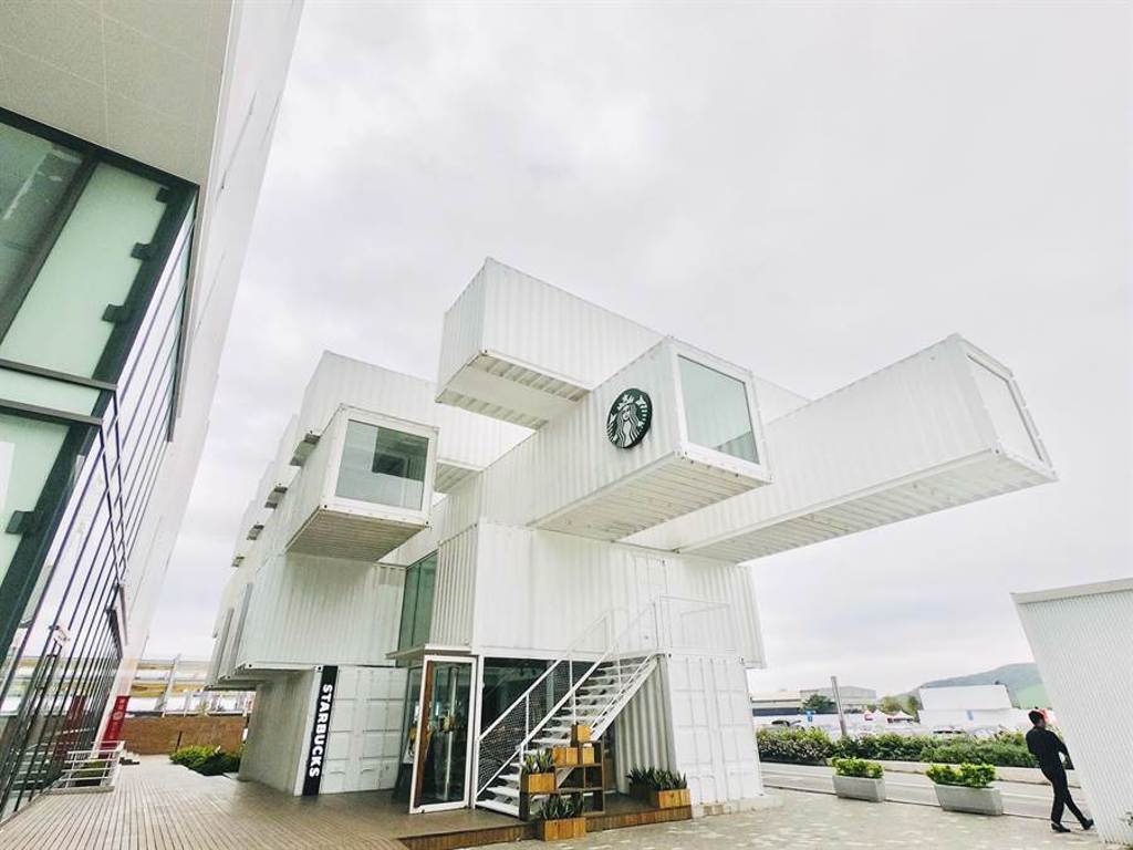 亞洲唯一貨櫃星巴克位於花蓮，為日本建築大師隈研吾打造，懸挑29個貨櫃，是熱門打卡熱點。（東南旅遊提供）