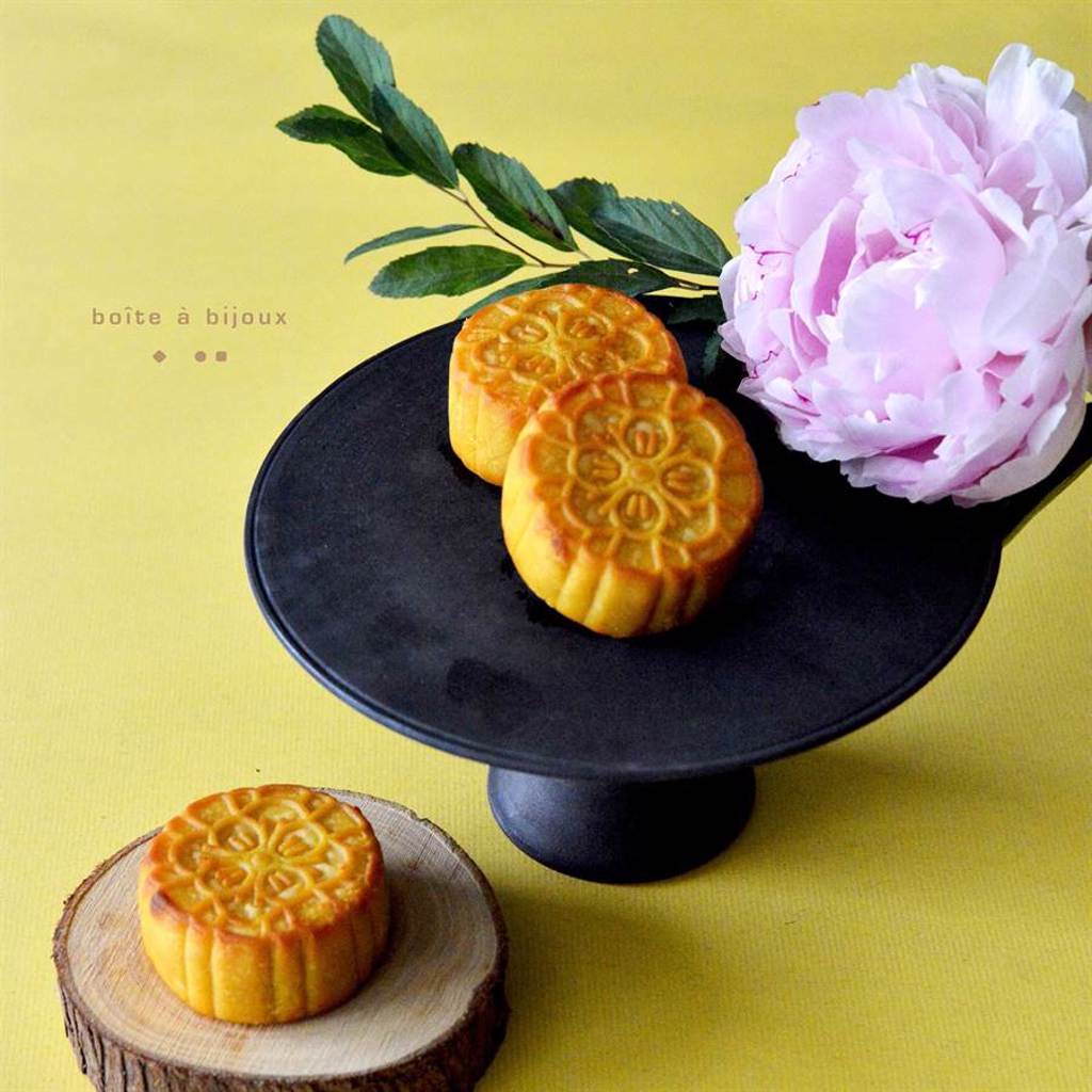 珠寶盒奶黃流心月餅使用源自於日本桃山做法的桃山餅皮，月餅上特別壓印上了特製花模，意味花好月圓。(圖/品牌提供)
