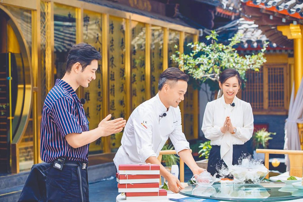 黃曉明（左起）與林述巍、秦海璐在《中餐廳》經營餐館。（中視提供）