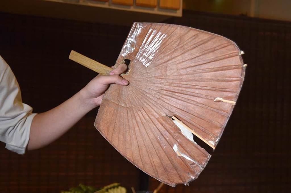 在日本，紙扇或用蒲葉作的扇子很重要，料理長除用搧風控制炭烤爐內的溫度，也用來防止食材上的油脂滴到炭上起煙，影響食物的風味。(圖／姚舜）