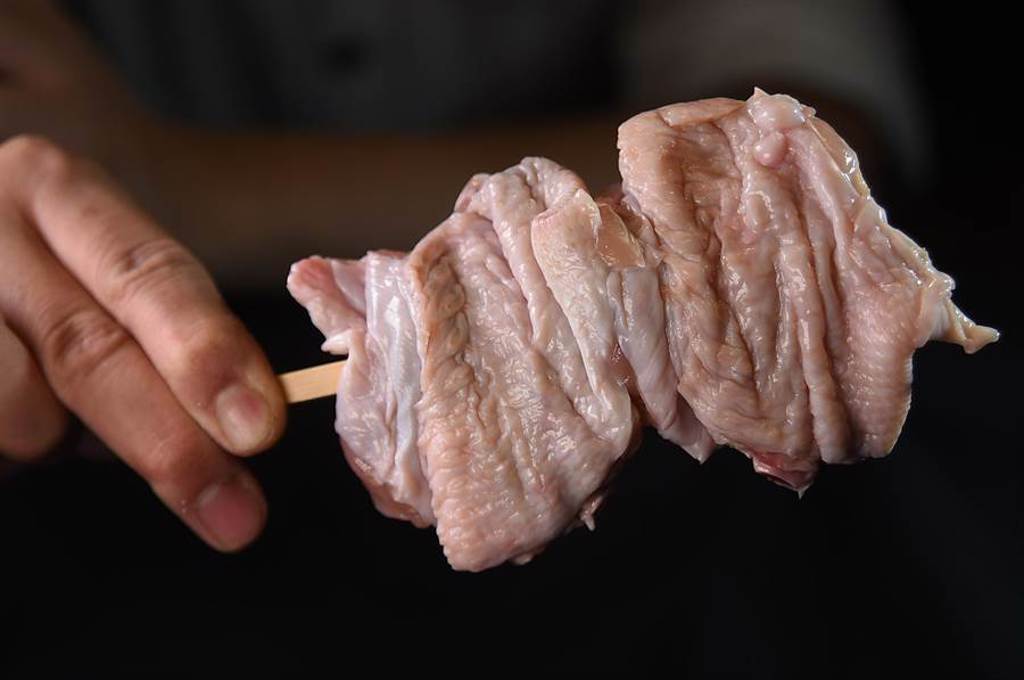 高級日式燒鳥店的廚師在用竹籤串食材時，除食材與食材間不會有縫隙，且會透過刀功盡量讓食材的厚度一致，燒烤時溫度才會平均。（圖／姚舜）
