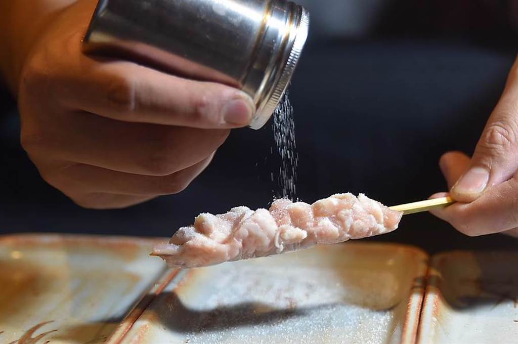 正統日式燒鳥專賣店的「鹽燒」，是指將食材用鹽稱為提味後即上烤檯燒烤，〈台北鳥喜〉不少串燒是用此方法。（圖／姚舜）