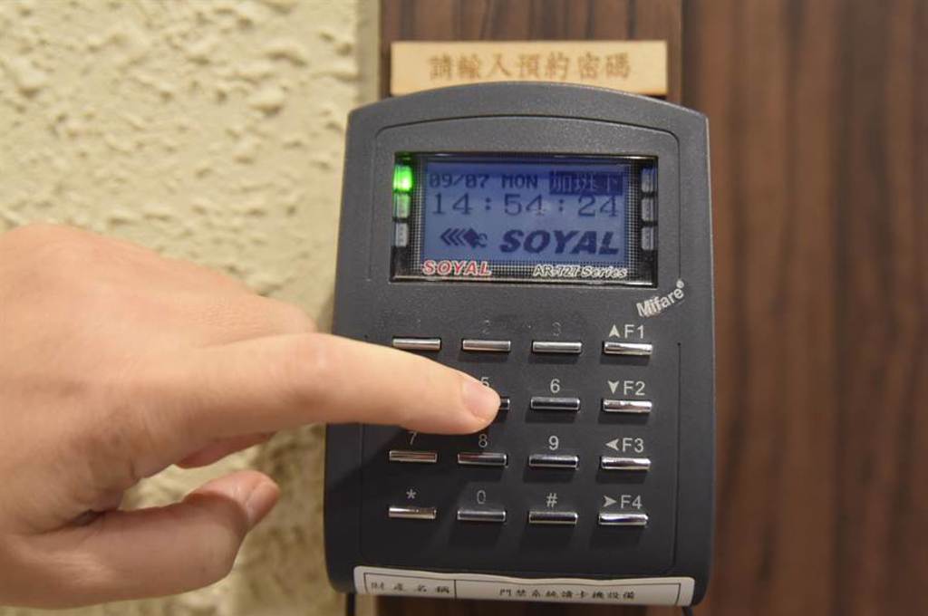 〈台北鳥喜〉日式燒鳥專門店門口用密碼鎖管制客人進出，這樣的設計讓這餐廳增添了神祕感。（圖／姚舜）