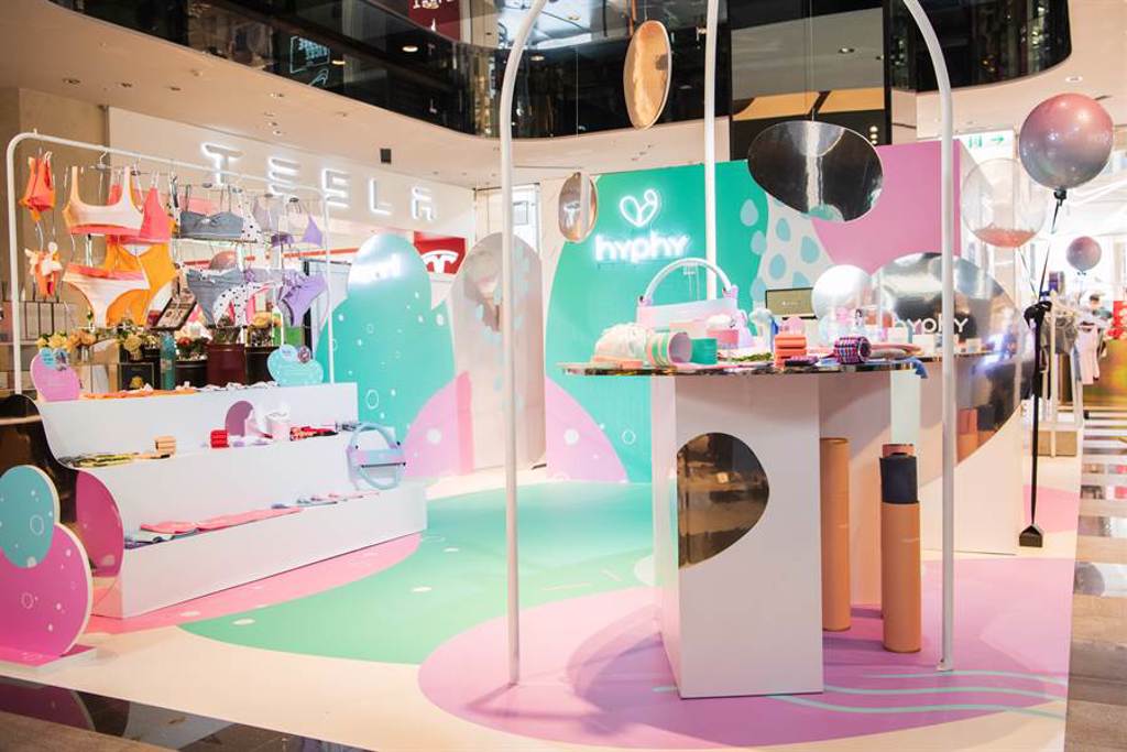 hyphy實體快閃店呈現活潑色系，展示hyphy熱銷商品和泳裝品牌à pois BY ARIA。（圖／品牌提供）