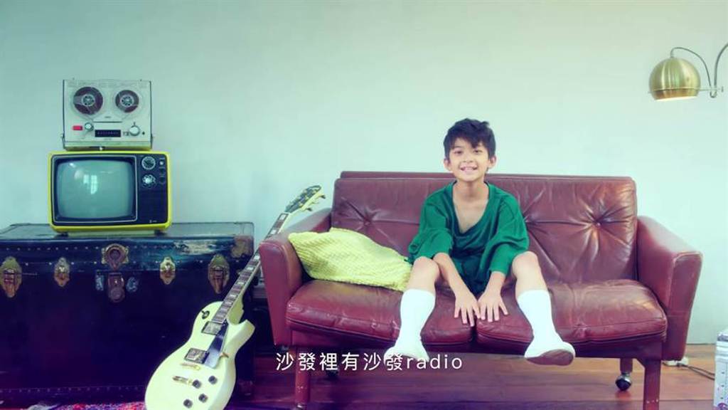 葉小毅拍攝魚丁糸〈沙發裡有沙發Radio〉MV。（翻攝Youtube）