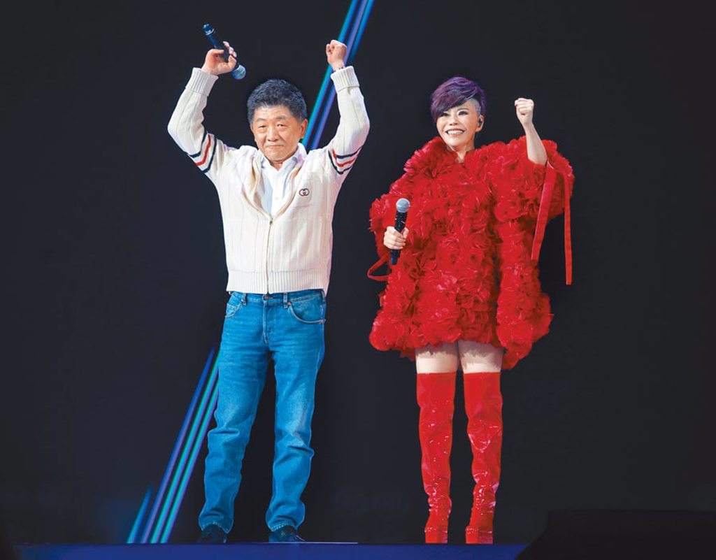 詹雅雯（右）昨在台北小巨蛋開唱，邀來陳時中擔任驚喜嘉賓，互動逗趣。（粘耿豪攝）