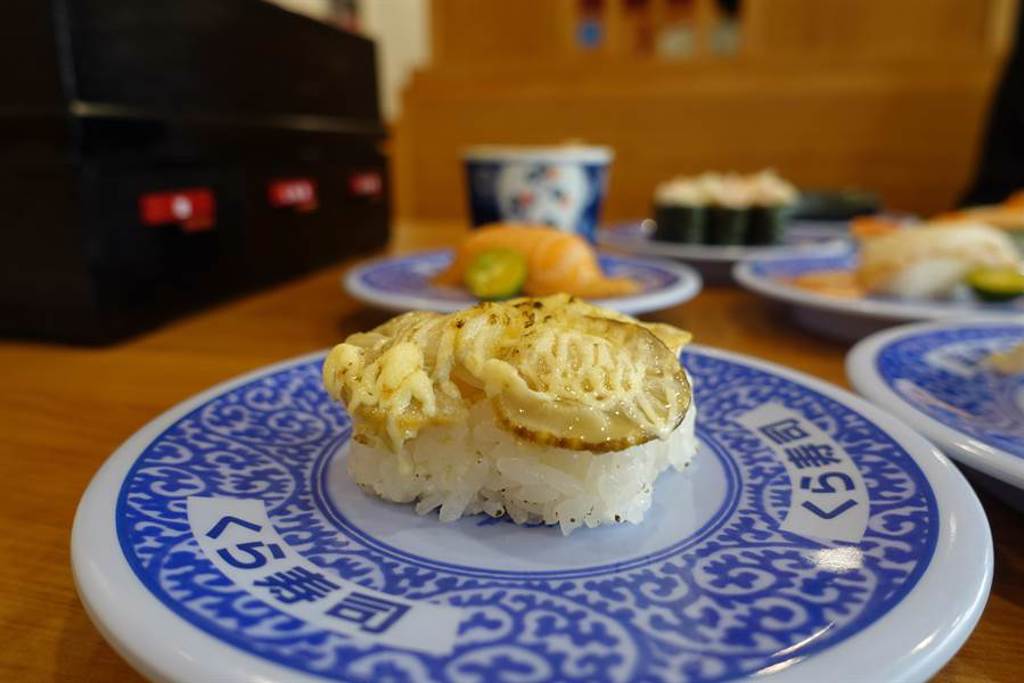 9月15日起於全台門市推出3款期間限定壽司，此為「炙烤起司扇貝」。（黃采薇攝）