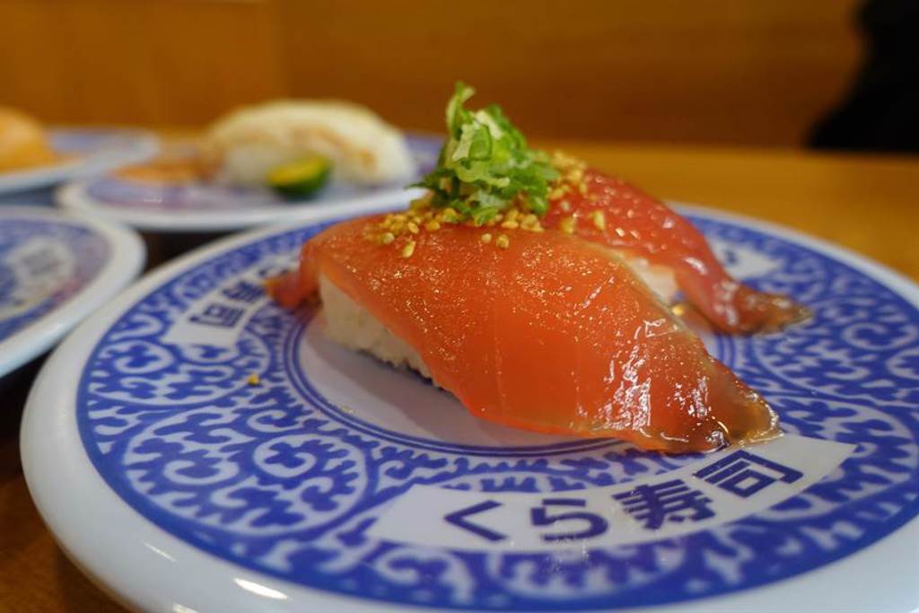9月15日起於全台門市推出期間限定壽司，此為「特製醃漬鮪魚」。（黃采薇攝）