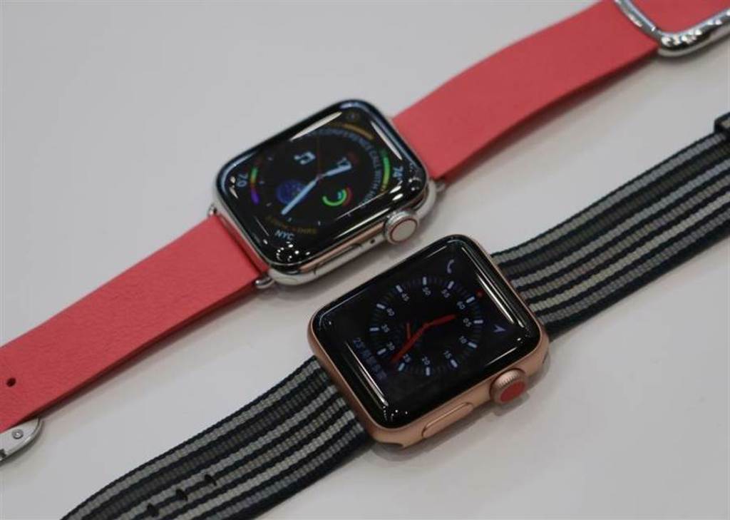 Apple Watch Series 4 40mm款式(上）對比與Series 3 LTE版38mm款式。S4的數位錶冠較薄、頂端也只有紅圈塗裝。側邊按鈕較不突出，顯示區域也比先前的38mm款式更大。另外麥克風從S3的左側，移到機身右側（數位錶冠下方）。預計Apple Watch平價款式會採用類似Series 4的螢幕設計。（黃慧雯攝）