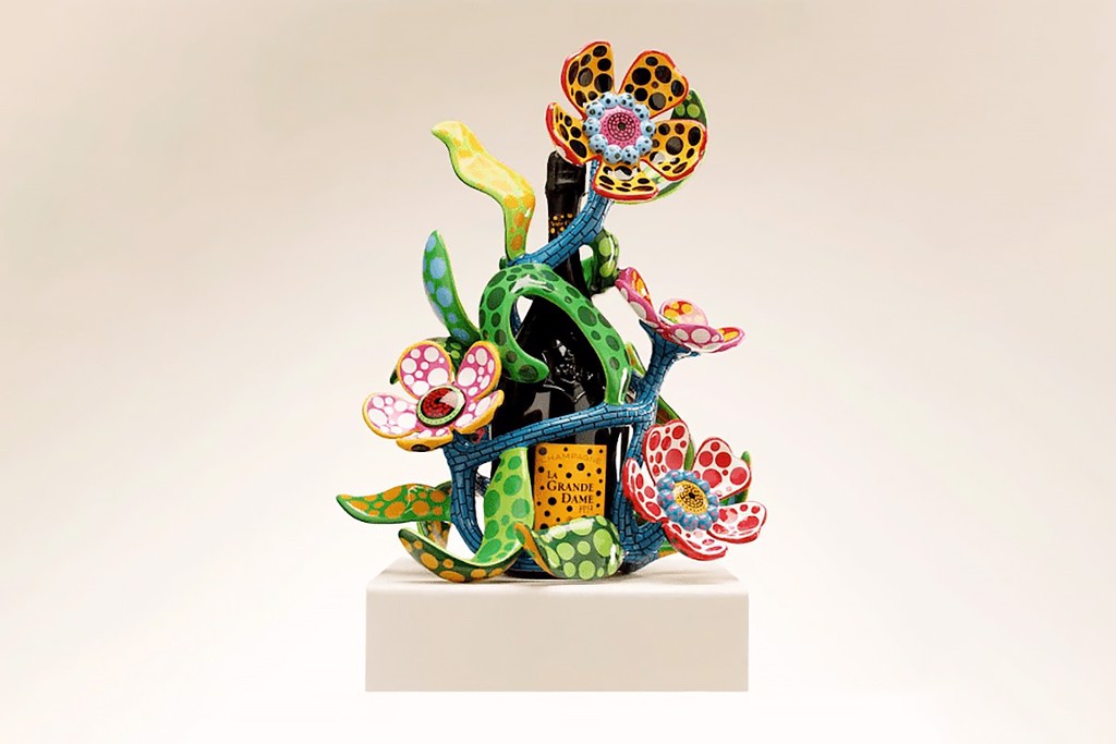 全球限量 100 支的花朵雕塑圍繞瓶身（圖 / Veuve Clicquot 官網）