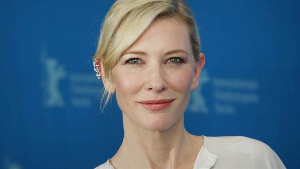 51歲影后凱特·布蘭琪(Cate Blanchett)「上半身透視又深V」張手洩超狂曲線（圖／shutterstock）