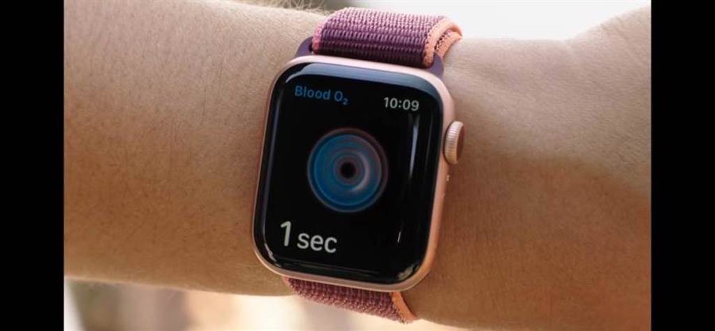 Apple Watch Series 6全新加入了血氧濃度偵測的功能。（翻攝直播畫面）