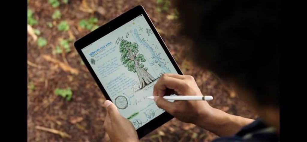 全新的iPadOS 14，即能隨時運用Apple Pencil把手寫的文字，快速去作複製貼上於文字檔、或直接轉成為文字資訊，也能輕鬆繪畫圖型。（翻攝直播畫面）