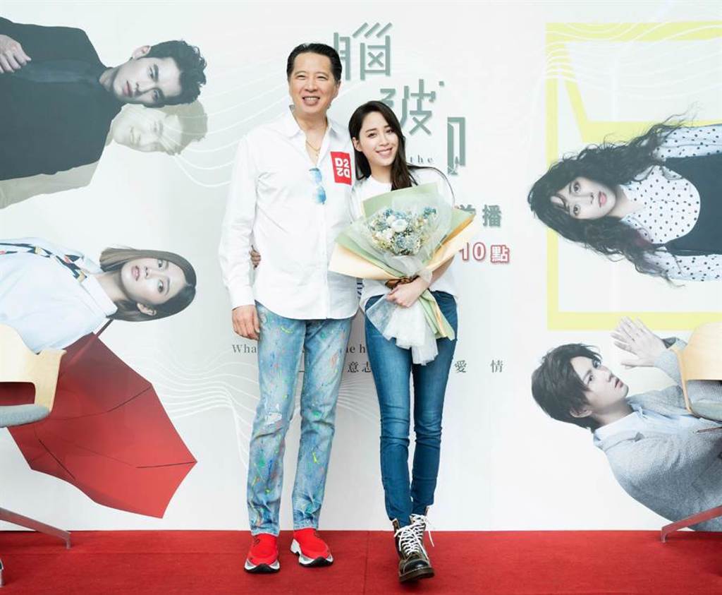 歐陽龍16日為愛女歐陽妮妮新戲《腦波小姐》站台宣傳。（中天提供）
