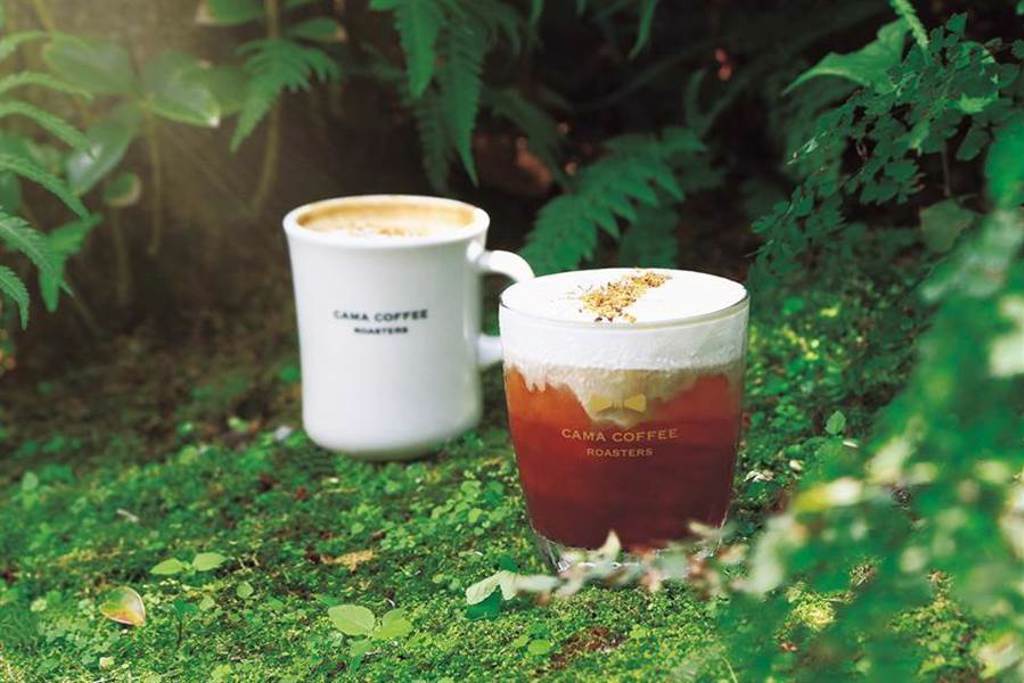 CAMA COFFEE ROASTERS豆留森林推出全新秋季菜單，咖啡師並調製出飄散桂花香的「桂花酒釀奶蓋咖啡」與「桂花酒釀拿鐵」應景。圖／cama cafe