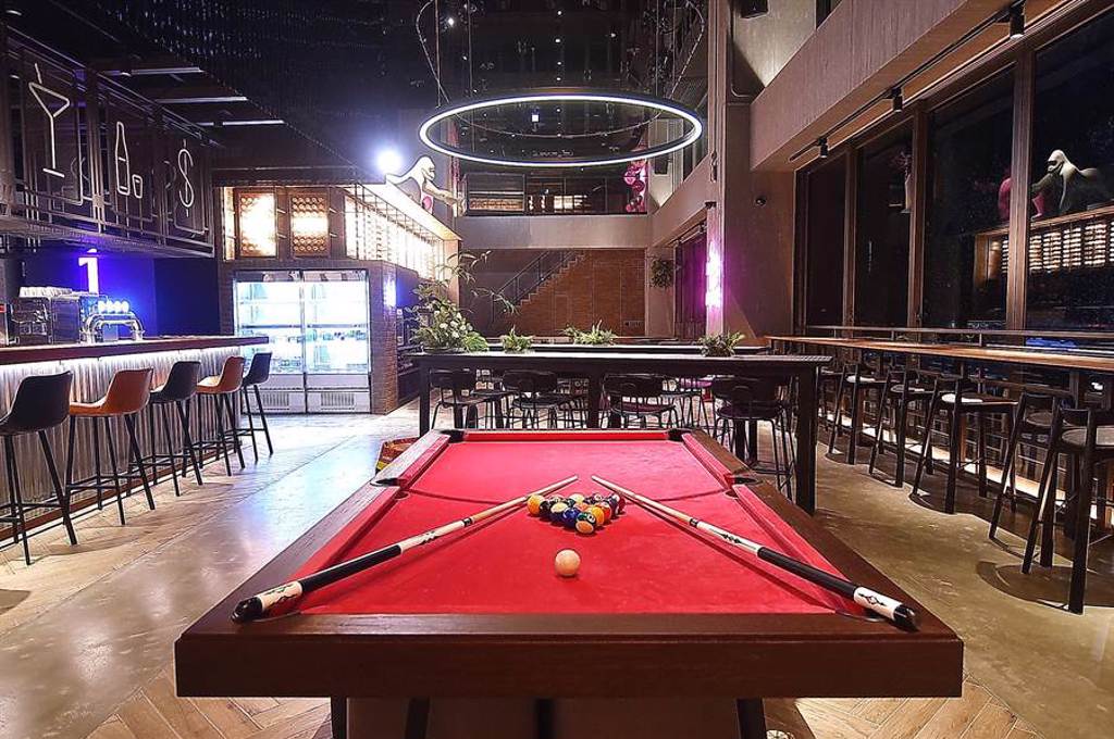 台中豐邑Moxy酒店非常著重空間「共享」，大廳的撞球檯舖蓋上木板可變成共享餐桌。（圖／姚舜）