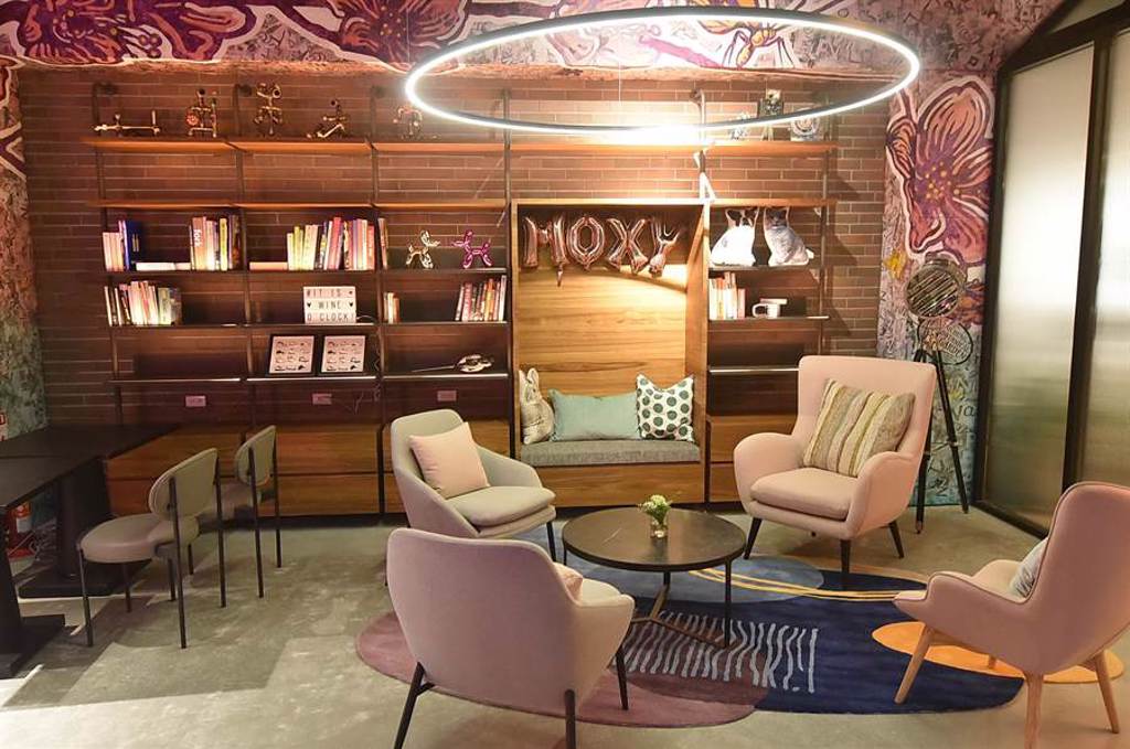 Moxy品牌規範中要求要有「Quiet Zone」，提供住客安靜舒服的閱讀休閒空間，台中豐邑Moxy酒店當然有此區域。（圖／姚舜）