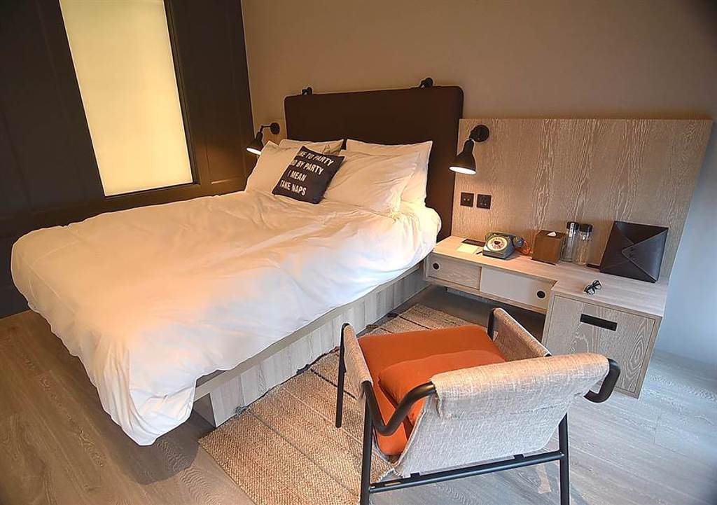 台中豐邑Moxy酒店有262間客房，規畫有3種房型，房間內的配備講求實用性及效率。（圖／姚舜）