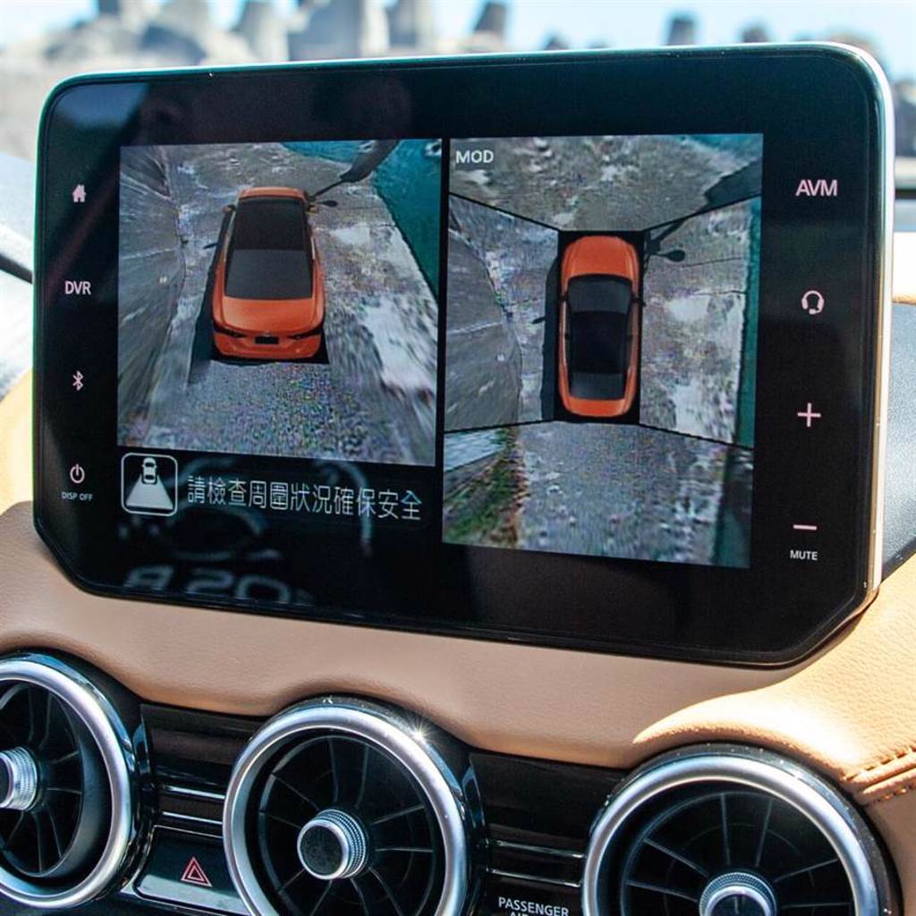 倒車時，3D AVM可提供車輛周邊影像。（陳大任攝）