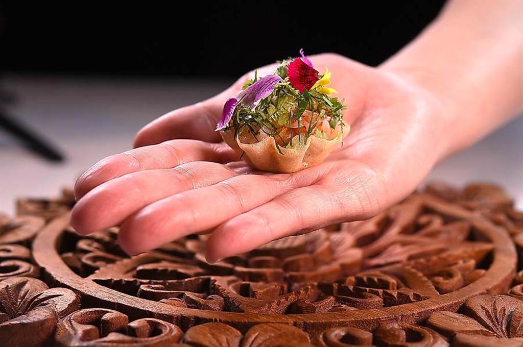 Jimmy林恬耀做的〈玫瑰粿〉，是以加了薑黃和南薑增加提味的米漿扣模塑型做成，形色時尚現代，味道則很南洋。（圖／姚舜）