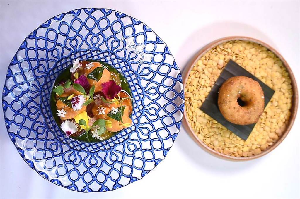 〈JL Studio〉套餐新菜〈小印度〉，左邊靈感來自印度傳統蔬菜湯〈Rasam〉，右邊則是被戲稱「鹹鹹圈」的〈Vada〉，吃食時可以用Vada沾Rasam吸汁後享用。（圖／姚舜）