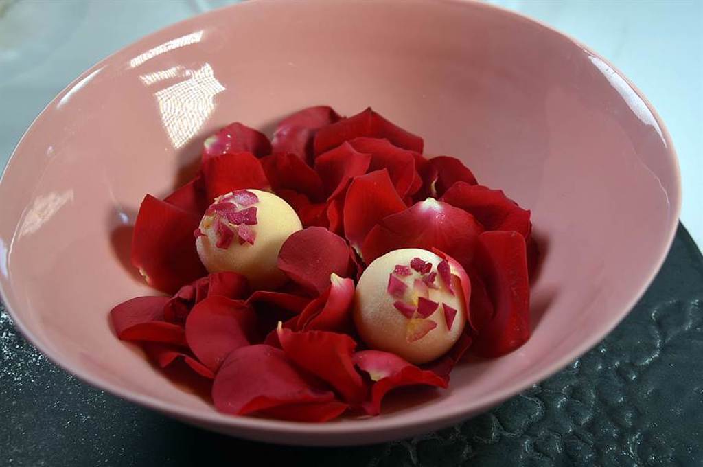 〈JL Studio〉本季餐後小點〈Bandung〉，創作靈感源於南洋飲料，白巧克力球內裹著的是玫瑰糖水作的冰淇淋還有亞達子。（圖／姚舜）