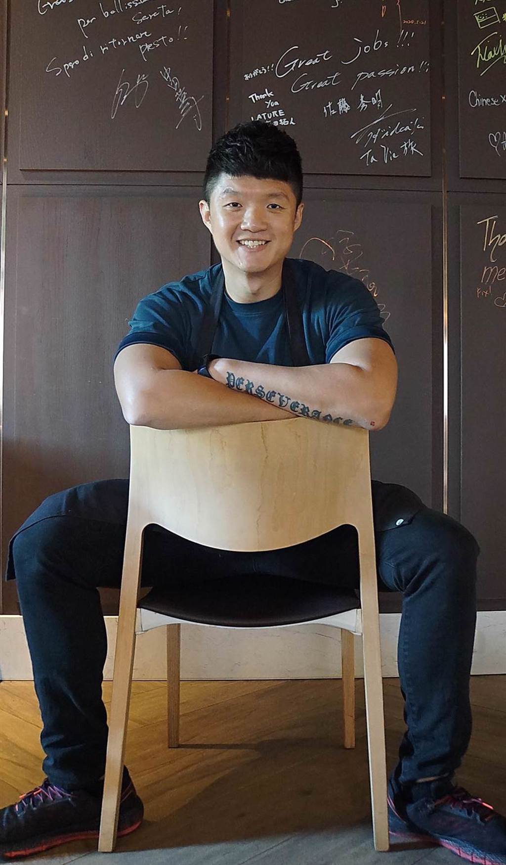 台中米其林二星餐廳〈JL STUDIO〉主廚Jimmy林恬耀，是全球第一個以新加坡當代料理在米其林摘星的主廚，也是首位得到米其林二星的新加坡裔主廚。（圖／姚舜）