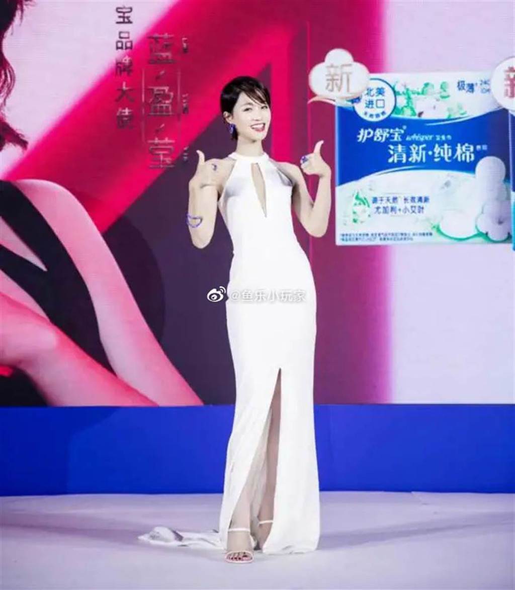 藍盈瑩出席活動，以正面開衩的禮服展現好身材。（圖／摘自微博@鱼乐小玩家）