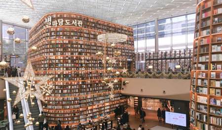 13公尺高巨型書櫃 「星光庭院圖書館」成新打卡聖地 |【韓國．首爾】