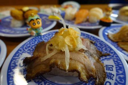 吃壽司抽蠟筆小新扭蛋 享肉祭「直火爐烤牛肉」勾食欲
