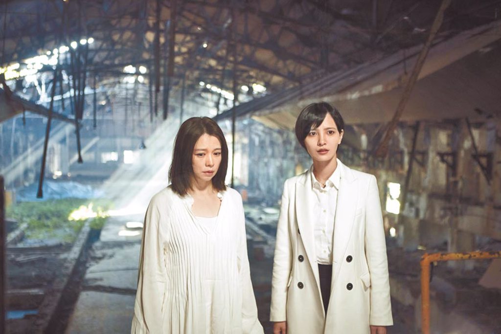吳子霏(右)主演《獵夢特工》,受徐若瑄照顧不少。(日舞國際娛樂提供)