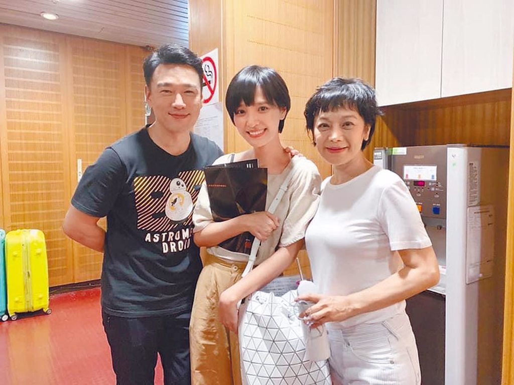 王耀慶（左起）帶吳子霏後台與她的偶像張艾嘉合影。（星發現娛樂提供）