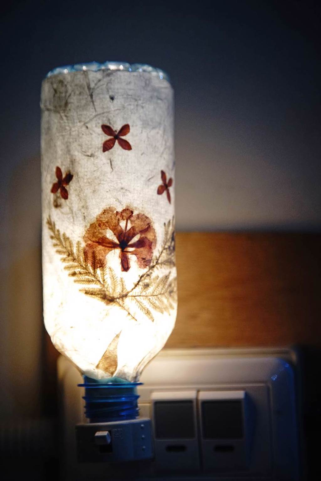 乾燥後的手抄紙加工製成小夜燈，點亮時似乎都能聞到淡淡香蕉味。（圖/曾信耀攝）