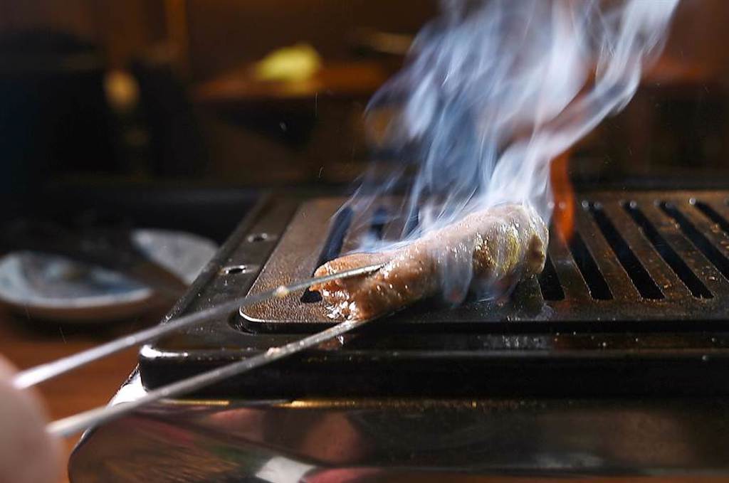 在台中米其林一星餐廳〈俺達的肉屋〉大口吃肉，可以嘗到許多日本和牛特殊部位燒烤的燒肉。（圖／姚舜） 