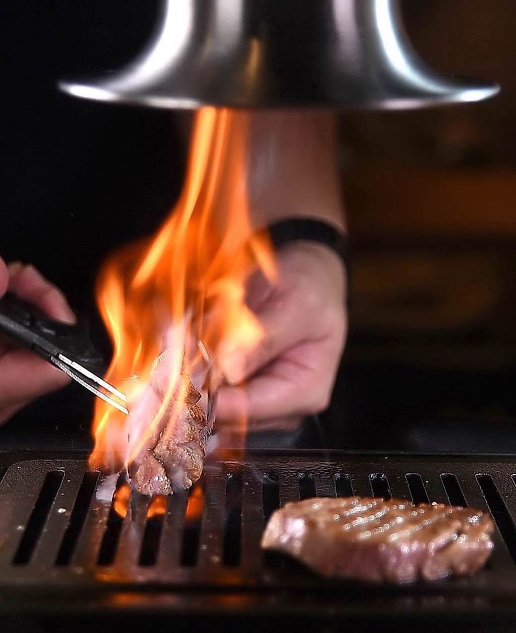 牛肉的油脂滴到烤爐內才冒火，這圖片說明了〈俺達的肉屋〉所用日本和牛的的檔次與等級。（圖／姚舜）