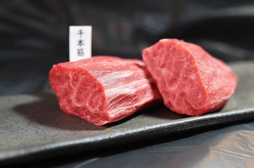 「千本筋」是和牛大腿外側的腱子肉，有獨特的口感與風味，所以〈俺達的肉屋〉主廚鍾佳憲以刀功分切而出用來燒烤。（圖／姚舜）