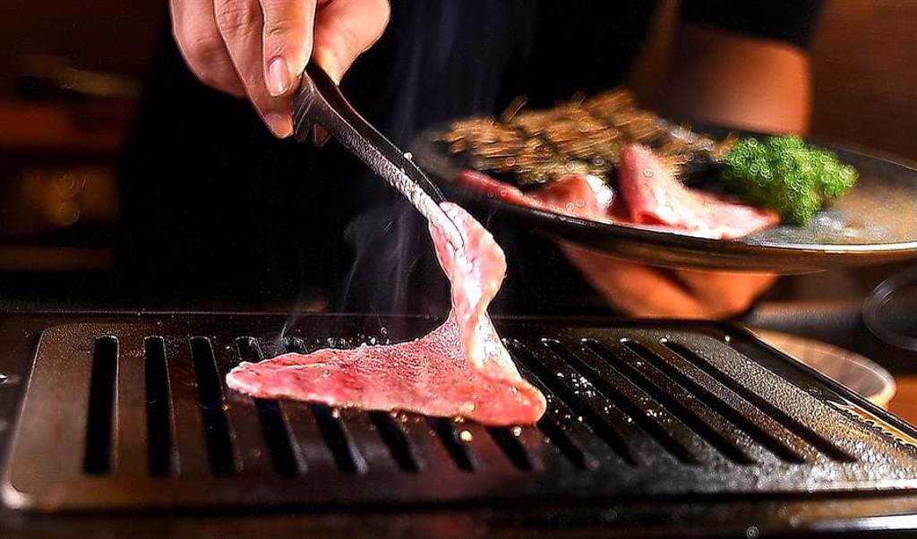 〈芯芯肉〉位於牛後腿內側，雖屬瘦肉但仍有油脂少肉質軟嫩，鍾佳憲是以「薄切快烤」的方式處理這塊肉。（圖／姚舜）