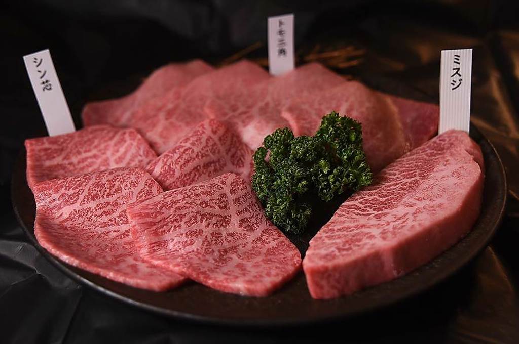 在台中〈俺達的肉屋〉大口吃燒肉，每一種肉上桌時都會附上標籤說明這是日本和牛的那個部位。（圖／姚舜）