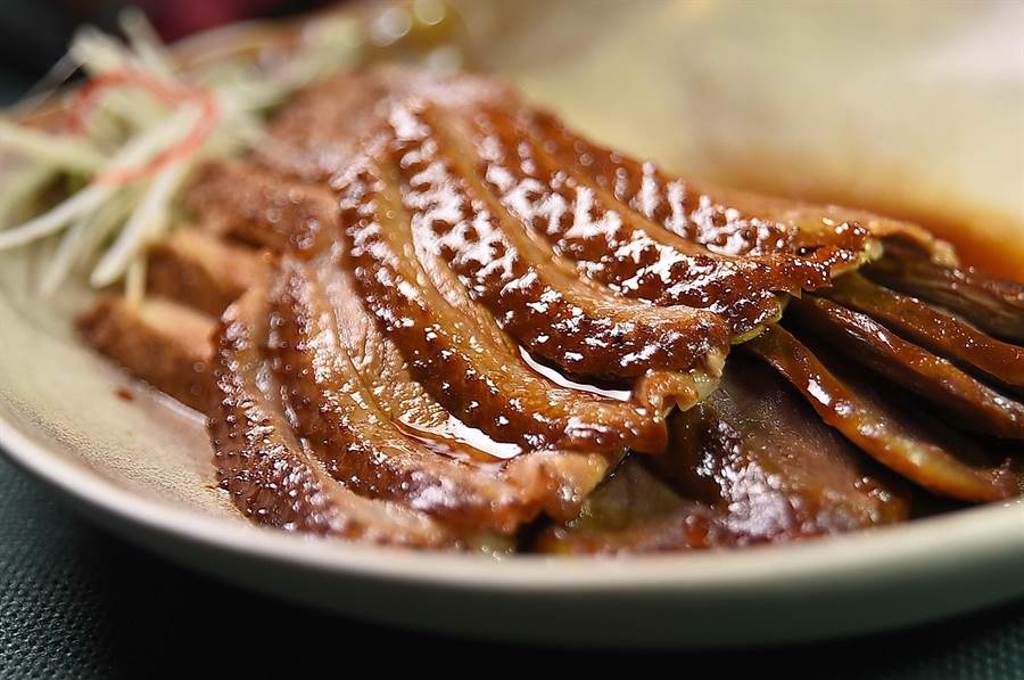 台北喜來登〈辰園〉的〈滷水鵝肉〉，油光透亮、肉質細嫩滑腴，上桌就教人忍不住想舉箸夾食。(圖／姚舜）