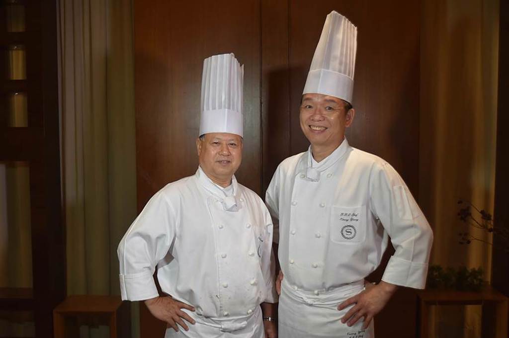 台北喜來登飯店〈辰園〉餐廳主廚鍾安富（左）和燒臘主廚楊華廣，每隔一段時間就會聯手推出新菜式，而〈辰園〉也是最多鵝餚的粵菜餐廳。（圖／姚舜）