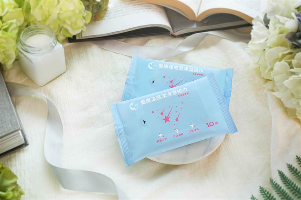 愛康涼感潔淨濕紙巾外包裝是療癒萌藍搭配流星設計，隨身攜帶超可愛！（圖／品牌提供）