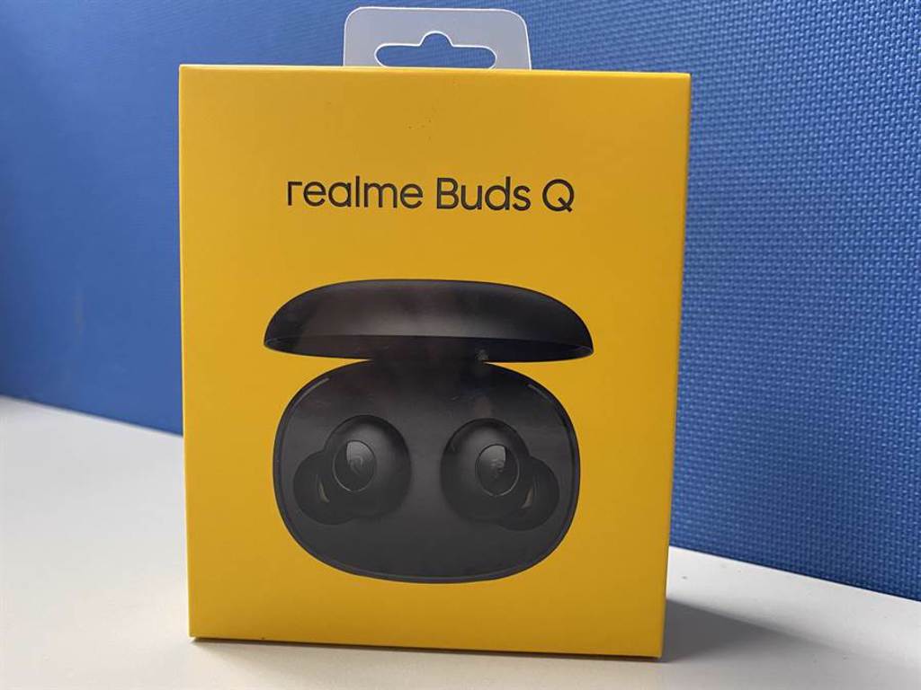 白色realme Buds Q外盒採用realme品牌經典黃色系，印上也還是黑色款，但是內附是白色款式。(黃慧雯攝)