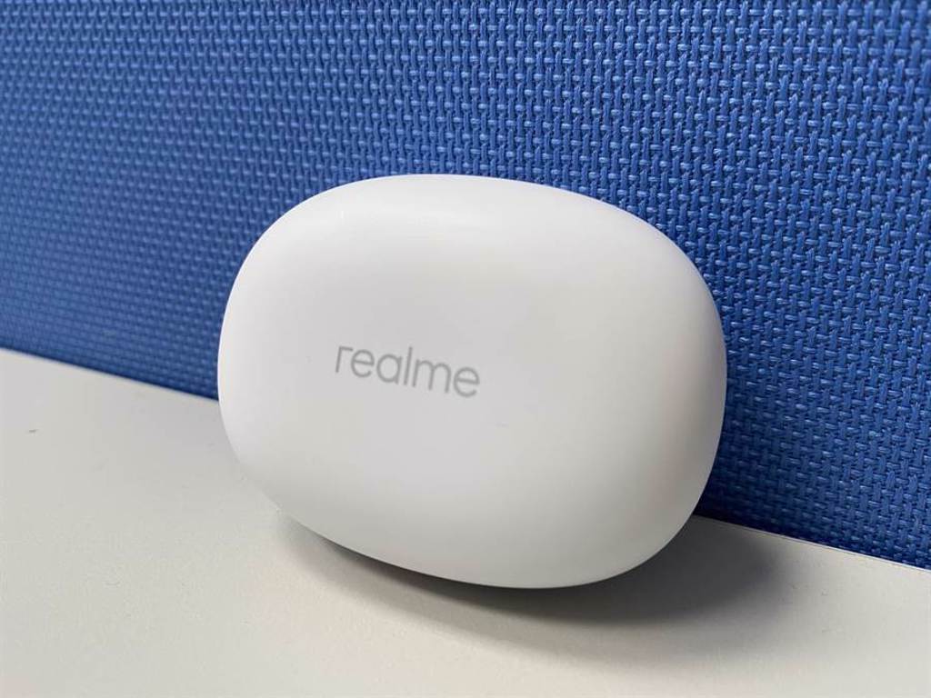 realme Buds Q由愛馬仕御用設計師José Lévy跨界設計，充電盒身與耳機都相當圓潤。(黃慧雯攝)