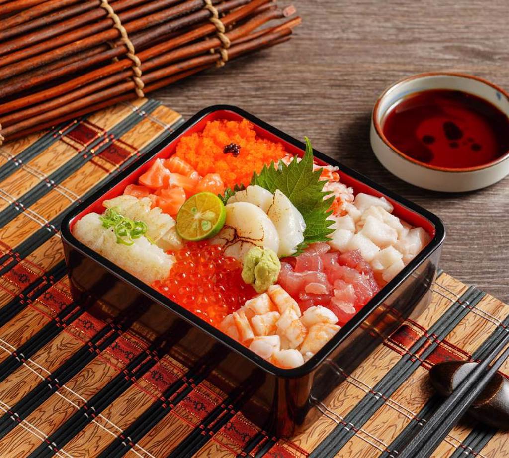 微風北車限定餐點，推出全新「生魚海鮮重系列」，提供7款丼飯，此為「豪華珠寶盒」。（米塔集團提供）
