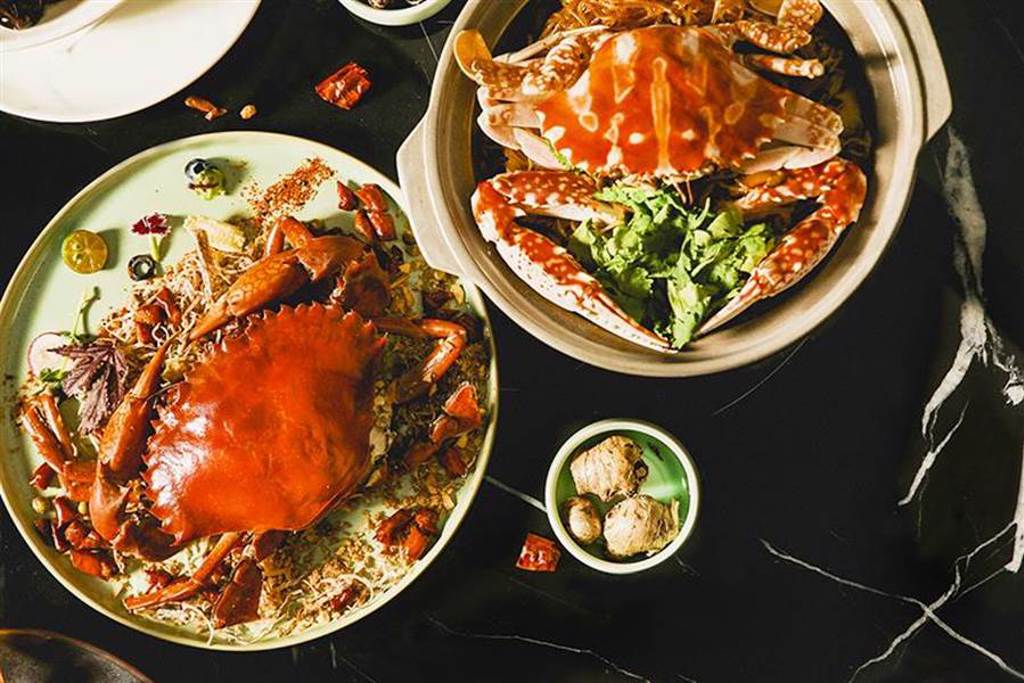 和逸推出秋季限定多款蟳蟹料理，其中以避風塘口味改良「乾椒香酥」利用特調的香辛料與蒜酥，襯托出螃蟹的鮮美滋味。（COZZI提供）