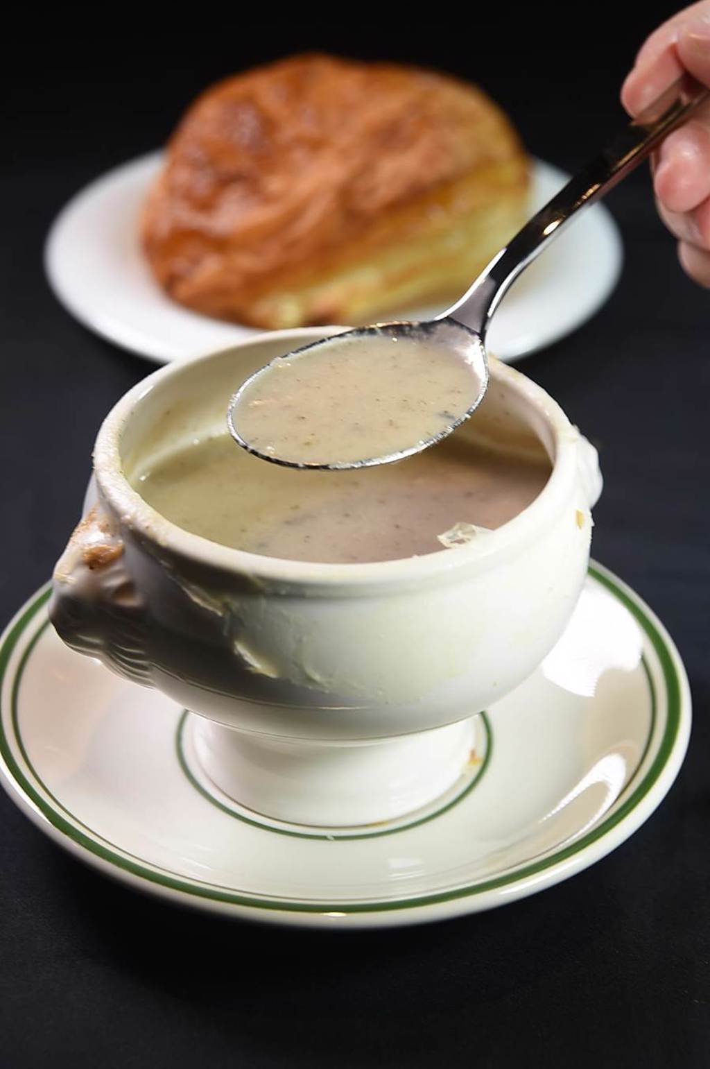 〈雅室牛排〉的〈酥皮蘑菇湯〉熬煮時所用新鮮香菇比例很高，所以風味與傳統用牛肝菌熬煮的大同，多了一股清香。（圖／姚舜）