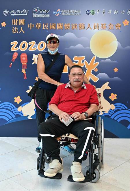 近80歲陳松勇坐輪椅現身 自虧錢多但「不能隨便給」