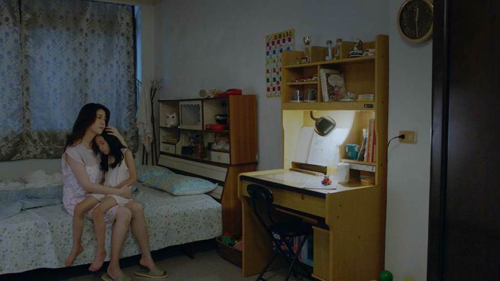 韓瑜在《腦波小姐》對戲年幼歐陽妮妮。（麗象影業提供）