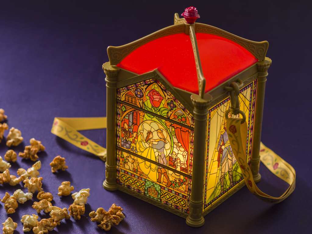 ◆ 以玻璃彩繪設計的爆米花桶還會發光 (圖片來源：Tokyo Disneyland )