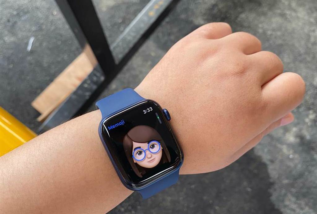 watchOS 7支援Memoji錶面，且可以在手錶上微調Memoji的裝飾細節。（黃慧雯攝）